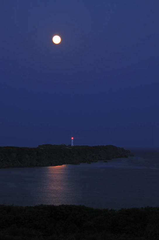 无人,竖图,室外,夜晚,正面,旅游,度假,海浪,海洋,礁石,石头,美景,路灯,夜景,照明,日本,亚洲,阴影,光线,石子,影子,景观,浪花,月亮,灯光,灯塔,月光,娱乐,冲绳,灯,一个,蓝色,蓝天,天空,自然,海水,天,享受,休闲,景色,放松,单个,明亮,照亮,冲绳县,照明设备,自然风光,海景,东亚,琉球群岛,日本国,九州地方,皎洁,宫古岛,宫古列岛,大海,风浪,海,海水的波动,礁,近岸浪,石块,岩石,涌浪,彩图