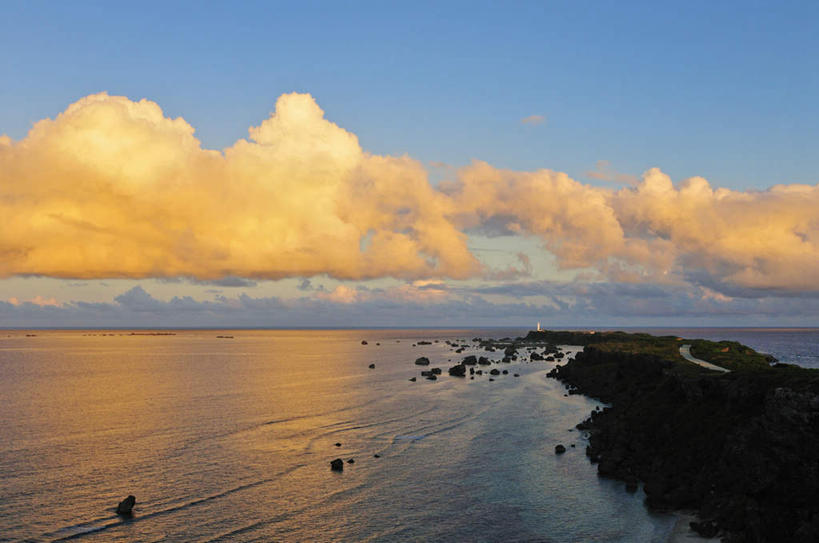 无人,横图,室外,白天,正面,旅游,度假,日出,海浪,海洋,礁石,石头,美景,日落,道路,路,公路,日本,亚洲,阴影,光线,石子,影子,景观,浪花,晚霞,乌云,霞光,云,云朵,灯塔,交通,娱乐,冲绳,天空,自然,海水,黄昏,天,享受,休闲,景色,彩霞,放松,冲绳县,自然风光,海景,东亚,琉球群岛,日本国,九州地方,东平安名岬,大海,风浪,海,海水的波动,礁,近岸浪,石块,岩石,涌浪,夕阳,马路,彩图