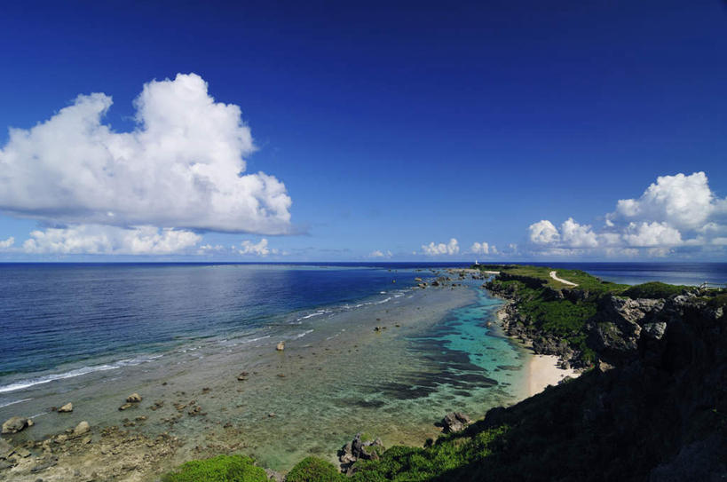 无人,横图,俯视,室外,白天,旅游,度假,海浪,海洋,礁石,石头,美景,沙滩,树林,植物,道路,路,公路,日本,亚洲,阴影,光线,沙子,石子,影子,海岸,景观,浪花,水平线,云,云朵,辽阔,灯塔,交通,海平线,沙地,云彩,娱乐,冲绳,树,树木,一个,蓝色,绿色,白云,蓝天,天空,自然,海水,天,享受,休闲,广阔,景色,放松,生长,单个,成长,一望无际,冲绳县,自然风光,海景,东亚,琉球群岛,日本国,九州地方,宫古岛,宫古列岛,无边无际,一马平川,东平安名岬,大海,风浪,海,海水的波动,海滩,礁,近岸浪,石块,岩石,涌浪,马路,彩图,高角度拍摄,水天相接,水天一线