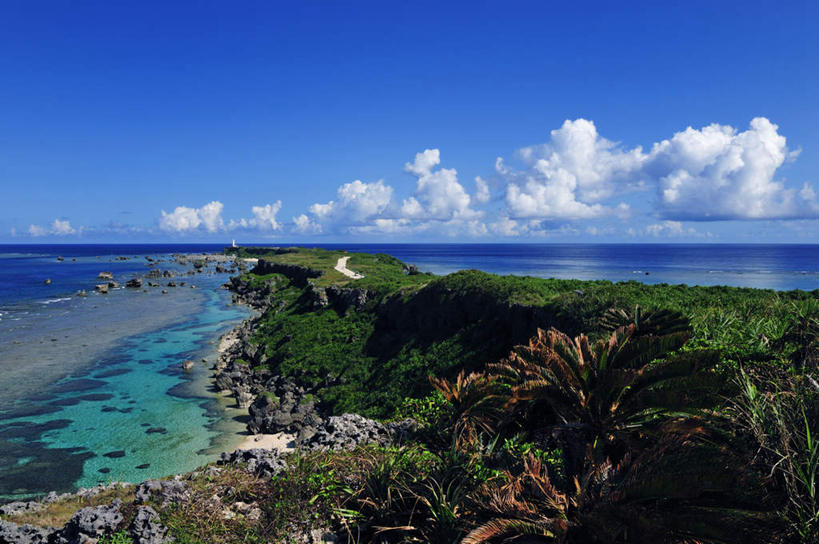 无人,横图,俯视,室外,白天,旅游,度假,海浪,海洋,礁石,石头,美景,沙滩,树林,植物,道路,路,公路,日本,亚洲,阴影,光线,沙子,石子,影子,海岸,景观,浪花,水平线,云,云朵,辽阔,灯塔,交通,海平线,沙地,云彩,娱乐,冲绳,树,树木,一个,蓝色,绿色,白云,蓝天,天空,自然,海水,天,享受,休闲,广阔,景色,放松,生长,单个,成长,一望无际,冲绳县,自然风光,海景,东亚,琉球群岛,日本国,九州地方,宫古岛,宫古列岛,无边无际,一马平川,东平安名岬,大海,风浪,海,海水的波动,海滩,礁,近岸浪,石块,岩石,涌浪,马路,彩图,高角度拍摄,水天相接,水天一线