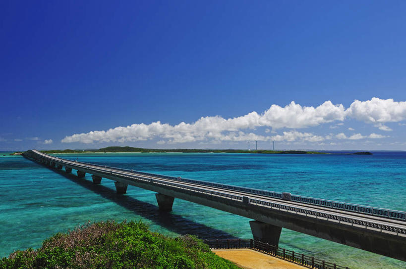 无人,栏杆,横图,俯视,室外,白天,旅游,度假,海浪,海洋,美景,树林,植物,大桥,立交桥,桥梁,日本,亚洲,阴影,光线,影子,景观,浪花,水平线,云,云朵,高架,围栏,斜拉桥,桥,辽阔,海平线,云彩,娱乐,冲绳,护栏,树,树木,蓝色,绿色,白云,蓝天,天空,自然,海水,天,享受,休闲,广阔,景色,放松,生长,成长,一望无际,冲绳县,自然风光,海景,东亚,琉球群岛,日本国,九州地方,宫古岛,宫古列岛,无边无际,一马平川,大海,风浪,海,海水的波动,近岸浪,涌浪,彩图,高角度拍摄,水天相接,水天一线