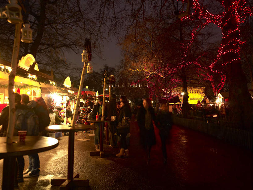 西方人,商店,走,横图,室外,夜晚,正面,购物,度假,消费,美景,餐桌,桌子,城市风光,城市,路灯,照明,英国,欧洲,欧洲人,许多,服装,木制,景观,灯光,许多人,扭头,注视,休闲装,娱乐,海德公园,灯,衣服,木制品,观察,看,转头,一群人,享受,休闲,休闲服,景色,放松,金融,百货,服饰,餐台,观看,照亮,察看,照明设备,西欧,关注,大不列颠,选购,贸易,大不列颠及北爱尔兰联合王国,血拼,大不列颠联合王国,日不落英帝国,男人,男性,年轻男性,年轻女性,女人,女性,白种人,步行,散步,走路,彩图,全身,店铺,杂货店,杂货铺