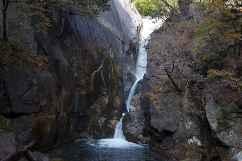 无人,横图,室外,白天,正面,旅游,度假,河流,礁石,石头,美景,瀑布,水,植物,日本,亚洲,阴影,波纹,飞溅,湍急,溅,光线,石子,液体,影子,河水,景观,水滴,水流,涟漪,娱乐,水珠,树,树木,绿色,水纹,阳光,自然,波浪,享受,休闲,景色,放松,流动,生长,成长,喷洒,自然风光,流淌,东亚,本州,本州岛,日本国,中部地方,山梨,山梨县,水晕,跌水,礁,石块,岩石,彩图
