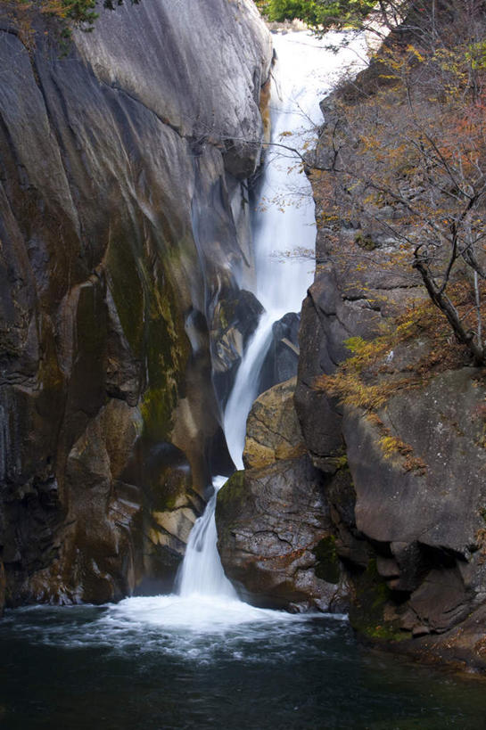 无人,竖图,室外,白天,正面,旅游,度假,河流,石头,美景,瀑布,秋季,水,植物,叶子,日本,亚洲,波纹,飞溅,湍急,溅,石子,液体,河水,景观,水滴,水流,枯叶,落叶,涟漪,娱乐,水珠,树,树木,绿色,水纹,自然,波浪,享受,休闲,景色,放松,流动,生长,成长,喷洒,自然风光,流淌,东亚,本州,本州岛,日本国,中部地方,山梨,山梨县,水晕,叶,叶片,跌水,石块,岩石,秋,秋天,彩图