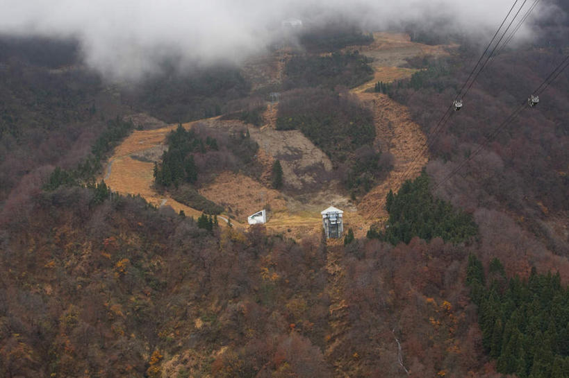 无人,横图,俯视,航拍,室外,白天,旅游,度假,美景,秋季,山,山脉,树林,植物,叶子,日本,亚洲,两根,两辆,亭子,景观,山峰,枯叶,落叶,山峦,娱乐,缆车,树,树木,绿色,自然,绳子,群山,享受,休闲,景色,放松,生长,成长,绳索,鸟瞰,自然风光,东亚,本州,本州岛,日本国,中部地方,新潟,新潟县,叶,叶片,秋,秋天,彩图,高角度拍摄