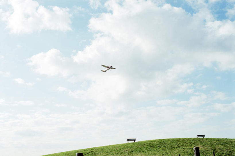 无人,栏杆,横图,室外,白天,仰视,旅游,度假,草地,草坪,美景,植物,飞机,椅子,东京,日本,亚洲,阴影,光线,影子,栅栏,木椅,地平线,景观,篱笆,云,云朵,围栏,辽阔,地面,交通,云彩,娱乐,航空,护栏,草,蓝色,绿色,白云,蓝天,天空,阳光,自然,交通工具,天,享受,休闲,广阔,景色,放松,运输,晴朗,一望无际,自然风光,载具,延伸,东亚,本州,关东地方,本州岛,日本国,东京都,天地相交,无边无际,一马平川,晴空,彩图,低角度拍摄