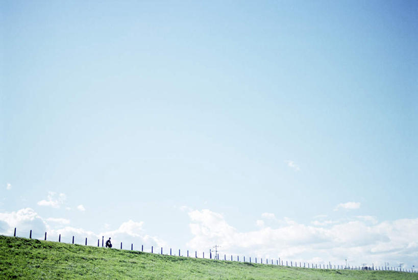 一个人,栏杆,横图,室外,白天,仰视,旅游,度假,美景,自行车,神奈川,日本,亚洲,仅一个男性,仅一个人,阴影,电力,光线,电线,电线杆,线,影子,栅栏,地平线,景观,篱笆,云,云朵,围栏,辽阔,地面,电能,横滨,横滨市,神奈川县,线路,云彩,娱乐,护栏,车,脚踏车,仅一个年轻男性,骑,蓝色,白云,蓝天,天空,阳光,自然,交通工具,天,骑车,享受,休闲,广阔,景色,放松,晴朗,电,一望无际,电源,自然风光,载具,延伸,能量,东亚,本州,首府,关东地方,本州岛,日本国,天地相交,无边无际,一马平川,男人,男性,年轻男性,晴空,彩图,低角度拍摄