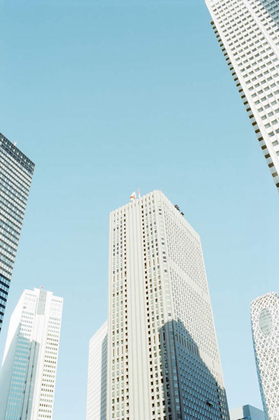 无人,高楼大厦,竖图,室外,白天,仰视,度假,办公楼,美景,城市风光,城市,大厦,建筑,摩天大楼,写字楼,东京,日本,阴影,光线,影子,景观,新宿,娱乐,蓝色,蓝天,天空,阳光,楼宇,天,享受,休闲,商务楼,景色,放松,晴朗,东亚,本州,万里无云,关东地方,本州岛,日本国,东京都,新宿区,县厅,东京市,晴空,晴空万里,彩图,低角度拍摄,大楼,高层建筑,高楼,摩天楼