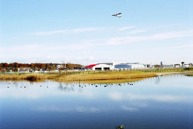 无人,家,栏杆,横图,室外,白天,仰视,旅游,度假,湖,湖泊,美景,秋季,水,植物,飞机,东京,日本,亚洲,阴影,光线,影子,栅栏,房屋,屋子,湖面,景观,篱笆,水流,水面,云,云朵,围栏,交通,云彩,娱乐,航空,护栏,楼房,住宅,树,树木,蓝色,绿色,白云,蓝天,天空,阳光,自然,交通工具,湖水,天,享受,休闲,景色,放松,运输,生长,晴朗,成长,自然风光,载具,东亚,本州,关东地方,本州岛,日本国,东京都,晴空,秋,秋天,彩图,低角度拍摄,房子