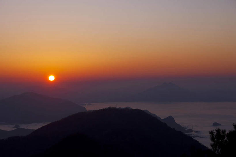 无人,横图,室外,白天,正面,旅游,度假,湖,湖泊,石头,美景,日落,山,山脉,树林,水,太阳,植物,日本,亚洲,阴影,光线,石子,影子,湖面,景观,山顶,山峰,水流,水面,晚霞,霞光,山峦,娱乐,树,树木,绿色,阳光,自然,黄昏,湖水,群山,享受,休闲,景色,彩霞,放松,生长,成长,自然风光,东亚,沉积岩,本州,本州岛,日本国,中部地方,福井,福井县,颠峰,极峰,水成岩,石块,岩石,夕阳,彩图