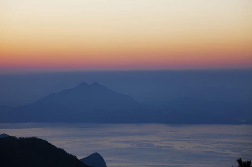 无人,横图,室外,白天,正面,旅游,度假,湖,湖泊,石头,美景,日落,山,山脉,树林,水,太阳,植物,日本,亚洲,阴影,光线,石子,影子,湖面,景观,山顶,山峰,水流,水面,晚霞,霞光,山峦,娱乐,树,树木,绿色,阳光,自然,黄昏,湖水,群山,享受,休闲,景色,彩霞,放松,生长,成长,自然风光,东亚,沉积岩,本州,本州岛,日本国,中部地方,福井,福井县,颠峰,极峰,水成岩,石块,岩石,夕阳,彩图