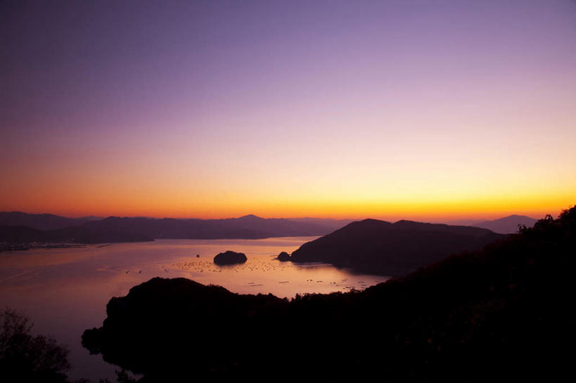 无人,码头,横图,室外,白天,正面,旅游,度假,岛屿,湖,湖泊,石头,美景,日落,山,山脉,树林,水,太阳,植物,港口,日本,亚洲,阴影,光线,石子,影子,湖面,景观,山顶,山峰,水流,水面,晚霞,霞光,山峦,娱乐,树,树木,绿色,阳光,自然,黄昏,湖水,群山,享受,休闲,景色,彩霞,放松,生长,成长,自然风光,东亚,沉积岩,本州,本州岛,日本国,中部地方,福井,福井县,颠峰,极峰,水成岩,列岛,群岛,石块,岩石,诸岛,夕阳,彩图,摆渡口,埠头,渡口,渡头,港湾,海港,货运码头,口岸,商港