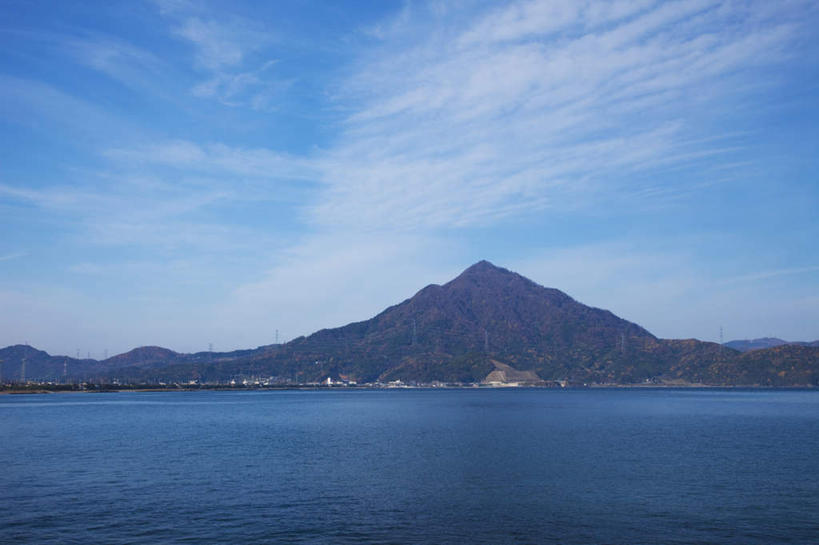 无人,家,横图,室外,白天,正面,旅游,度假,湖,湖泊,石头,美景,山,山脉,树林,水,植物,日本,亚洲,许多,阴影,电力,光线,钢材,电缆,电线,石子,影子,支架,房屋,屋子,湖面,景观,山顶,山峰,水流,水面,云,云朵,山峦,云彩,娱乐,电塔,楼房,住宅,树,树木,蓝色,绿色,白云,蓝天,天空,阳光,自然,湖水,群山,天,享受,休闲,景色,放松,生长,能源,晴朗,成长,支撑,资源,自然风光,供电设备,东亚,沉积岩,高压电塔,高压输电线,本州,本州岛,日本国,中部地方,福井,福井县,高压电线塔,高压塔,颠峰,极峰,水成岩,石块,岩石,晴空,彩图,房子