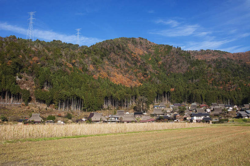 无人,家,农田,横图,室外,白天,正面,旅游,度假,农业,庄稼,农作物,石头,美景,山,山脉,植物,京都,日本,亚洲,一排,阴影,整齐,电力,光线,钢材,电缆,电线,石子,影子,支架,房屋,屋子,稻田,景观,山顶,山峰,云,云朵,山峦,云彩,娱乐,电塔,楼房,住宅,树,树木,排列,蓝色,绿色,白云,蓝天,天空,阳光,自然,群山,天,享受,休闲,景色,放松,京都府,生长,能源,晴朗,成长,支撑,资源,队列,自然风光,供电设备,东亚,沉积岩,高压电塔,高压输电线,两座,本州,本州岛,日本国,近畿地方,近畿,高压电线塔,高压塔,颠峰,极峰,水成岩,石块,岩石,晴空,彩图,耕地,庄稼田,房子