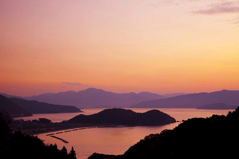 无人,家,码头,横图,室外,白天,正面,旅游,度假,湖,湖泊,石头,美景,日落,山,山脉,树林,水,太阳,植物,港口,日本,亚洲,阴影,光线,石子,影子,房屋,屋子,湖面,景观,山顶,山峰,水流,水面,晚霞,霞光,山峦,娱乐,楼房,住宅,树,树木,绿色,阳光,自然,黄昏,湖水,群山,享受,休闲,景色,彩霞,放松,生长,成长,自然风光,东亚,沉积岩,本州,本州岛,日本国,中部地方,福井,福井县,颠峰,极峰,敦贺港,水成岩,石块,岩石,夕阳,彩图,房子,摆渡口,埠头,渡口,渡头,港湾,海港,货运码头,口岸,商港