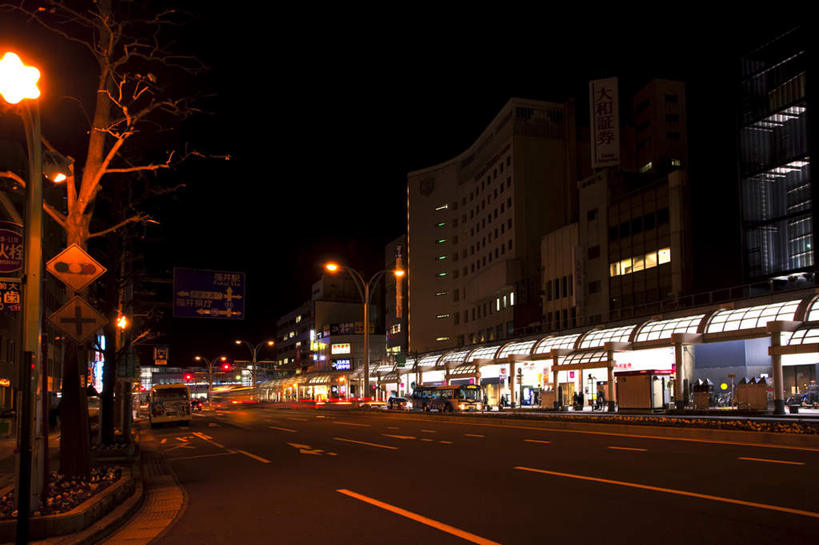 东方人,商店,横图,室外,白天,正面,购物,安全,消费,超市,道路,路,路灯,公路,公共汽车,日本,亚洲,日文,标志,文字,字符,红绿灯,巴士,信号灯,公交车,交通,许多人,黄种人,标识,路牌,车,两个,三个,蓝色,蓝天,天空,交通工具,天,一群人,警示,金融,百货,提示,载具,流通,选购,贸易,百货公司,东亚,交通信号灯,本州,行人信号灯,本州岛,日本国,中部地方,福井,福井县,日语,血拼,亚洲人,马路,彩图,购物商场,购物中心,商业中心