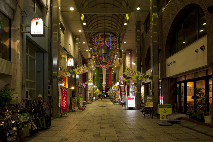 无人,高楼大厦,商店,横图,室内,夜晚,仰视,购物,度假,消费,美景,城市风光,超市,城市,大厦,道路,建筑,路,摩天大楼,商场,夜景,旗帜,日本,亚洲,许多,阴影,装饰,反射,日文,标志,盆栽,文字,影子,字符,景观,建筑群,小路,灯光,交通,娱乐,标识,建设,享受,休闲,景色,放松,金融,百货,华丽,修饰,点缀,画廊,选购,贸易,百货公司,东亚,本州,本州岛,日本国,中部地方,福井,福井县,日语,衬托,美观,雅致,雅观,血拼,彩图,低角度拍摄,大楼,高层建筑,高楼,购物商场,购物中心,摩天楼,商业中心