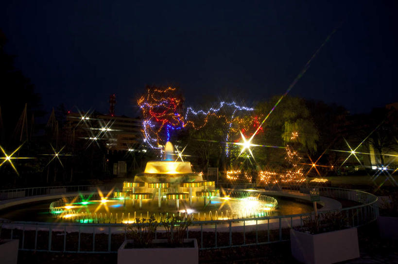 无人,家,高楼大厦,栏杆,横图,室外,夜晚,正面,度假,美景,水,植物,城市风光,城市,大厦,道路,建筑,摩天大楼,喷泉,夜景,日本,亚洲,一座,阴影,装饰,光线,信息,液体,影子,栅栏,房屋,屋子,景观,篱笆,水滴,公寓,建筑群,围栏,灯光,灯塔,交通,方向,娱乐,建设,洋房,护栏,楼房,住宅,树,树木,蓝色,绿色,蓝天,天空,自然,天,享受,休闲,景色,放松,生长,成长,引导,指引,华丽,修饰,点缀,东亚,本州,本州岛,日本国,中部地方,福井,福井县,衬托,美观,雅致,雅观,航标,彩图,房子,大楼,高层建筑,高楼,摩天楼,导航