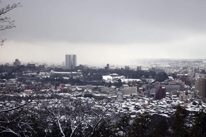 无人,家,横图,俯视,航拍,室外,白天,度假,石头,美景,山,山脉,树林,雪,植物,大雪,城市风光,城市,日本,亚洲,阴影,光线,石子,影子,房屋,屋子,地平线,积雪,景观,山顶,山峰,雪景,冬季,冬天,辽阔,地面,山峦,娱乐,楼房,住宅,树,树木,蓝色,绿色,蓝天,天空,阳光,自然,群山,天,享受,休闲,广阔,烟,景色,放松,寒冷,生长,成长,一望无际,鸟瞰,延伸,东亚,沉积岩,本州,本州岛,日本国,石川,石川县,中部地方,天地相交,严寒,无边无际,一马平川,颠峰,极峰,水成岩,石块,岩石,彩图,高角度拍摄,房子
