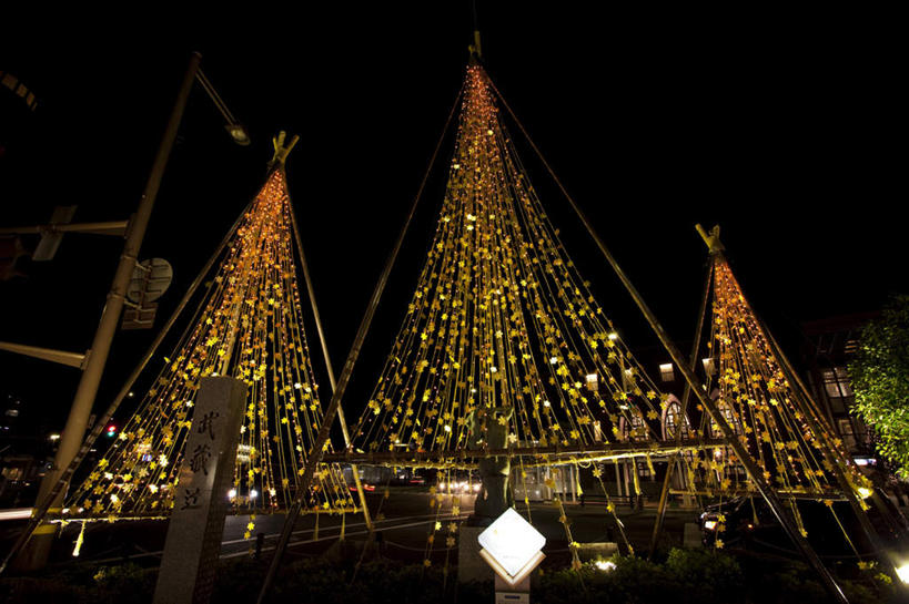 无人,高楼大厦,横图,室外,夜晚,仰视,度假,美景,植物,城市风光,城市,大厦,道路,建筑,路,路灯,摩天大楼,商场,夜景,日本,圣诞节,亚洲,阴影,节日,庆祝,装饰,光线,影子,景观,建筑群,小路,灯光,交通,文化,娱乐,建设,树,树木,蓝色,绿色,蓝天,天空,自然,天,庆典,享受,休闲,景色,放松,生长,成长,纪念,华丽,修饰,点缀,东亚,本州,本州岛,日本国,石川,石川县,中部地方,衬托,美观,雅致,雅观,彩图,低角度拍摄,大楼,高层建筑,高楼,摩天楼