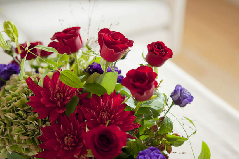 无人,客厅,横图,俯视,室内,特写,白天,爱情,幸福,纯洁,智慧,热情,餐桌,地板,沙发,桌子,玫瑰,叶子,许多,阴影,艺术,装饰,散落,盛开,反射,影子,绿叶,玫瑰花,浪漫,花蕾,文化,花,花瓣,花朵,鲜花,排列,红色,紫色,白色,插花,花苞,花蕊,温暖,温馨,嫩叶,恩爱,餐台,华丽,修饰,插花艺术,点缀,和睦,创造,起居室,队列,创作,感动,想象,衬托,美观,雅致,雅观,尊敬,客堂,天真,刺玫花,徘徊花,叶,叶片,彩图,高角度拍摄,融洽,皮沙发