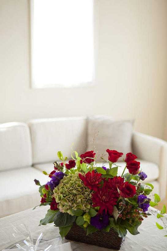 无人,客厅,竖图,俯视,室内,白天,爱情,幸福,纯洁,智慧,热情,餐桌,镜子,靠垫,沙发,桌子,玫瑰,杯子,叶子,许多,阴影,艺术,装饰,散落,盛开,反射,纺织物,高脚杯,影子,绿叶,玫瑰花,靠枕,浪漫,花蕾,文化,玻璃制品,花,花瓣,花朵,鲜花,排列,两个,三个,红色,紫色,白色,插花,酒杯,抱枕,毛巾,枕头,花苞,花蕊,清洁,温暖,温馨,嫩叶,恩爱,餐台,保暖,华丽,修饰,插花艺术,点缀,镜像,和睦,创造,起居室,镜面,队列,创作,感动,想象,香槟杯,透气,防水,衬托,美观,雅致,雅观,尊敬,客堂,储水,耐磨,吸水,天真,刺玫花,徘徊花,叶,叶片,玻璃杯,彩图,高角度拍摄,融洽,皮沙发