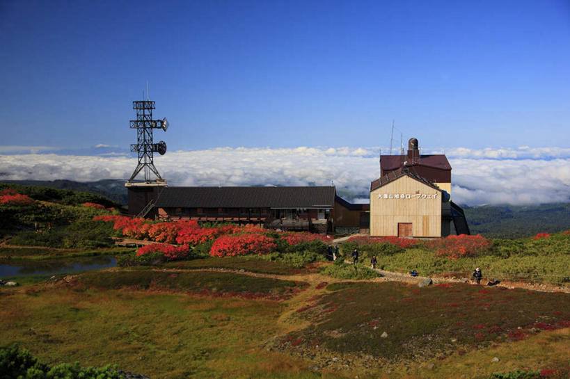 东方人,家,栏杆,横图,室外,白天,正面,旅游,度假,湖,湖泊,石头,美景,秋季,山,山脉,树林,水,植物,道路,北海道,日本,亚洲,五个人,一座,阴影,光线,信息,石子,影子,栅栏,房屋,屋子,湖面,景观,篱笆,山顶,山峰,水流,水面,云,云朵,围栏,灯塔,交通,山峦,许多人,云彩,黄种人,方向,娱乐,护栏,楼房,住宅,树,树木,黄色,红色,蓝色,绿色,白云,蓝天,天空,阳光,自然,湖水,群山,天,一群人,享受,休闲,景色,放松,生长,晴朗,成长,引导,指引,自然风光,东亚,沉积岩,日本国,北海道地方,北海道岛,航标,道北,颠峰,极峰,水成岩,亚洲人,石块,岩石,晴空,秋,秋天,彩图,全身,房子,导航,上川支厅