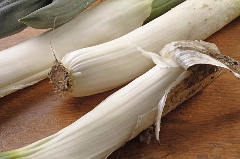 无人,横图,俯视,室内,特写,白天,桌面,桌子,蔬菜,洋葱,许多,阴影,新鲜,反射,木制,影子,食品,食物,白色,木制品,有机食品,绿色食品,配料,圆葱,洋葱头,球葱,彩图,高角度拍摄