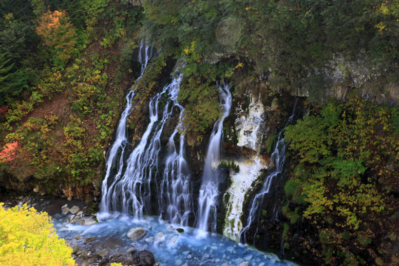 无人,横图,俯视,室外,白天,旅游,度假,湖,湖泊,花海,花圃,石头,美景,瀑布,山,山脉,树林,水,植物,叶子,北海道,日本,亚洲,阴影,飞溅,盛开,溅,光线,石子,液体,影子,湖面,景观,山顶,山峰,水滴,水流,水面,山峦,花蕾,娱乐,水珠,花,花瓣,花朵,花卉,鲜花,树,树木,黄色,绿色,阳光,自然,湖水,花丛,花束,花田,群山,花苞,花蕊,享受,休闲,景色,放松,生长,成长,喷洒,自然风光,东亚,沉积岩,日本国,北海道地方,北海道岛,道北,颠峰,极峰,水成岩,跌水,石块,岩石,彩图,高角度拍摄,上川支厅