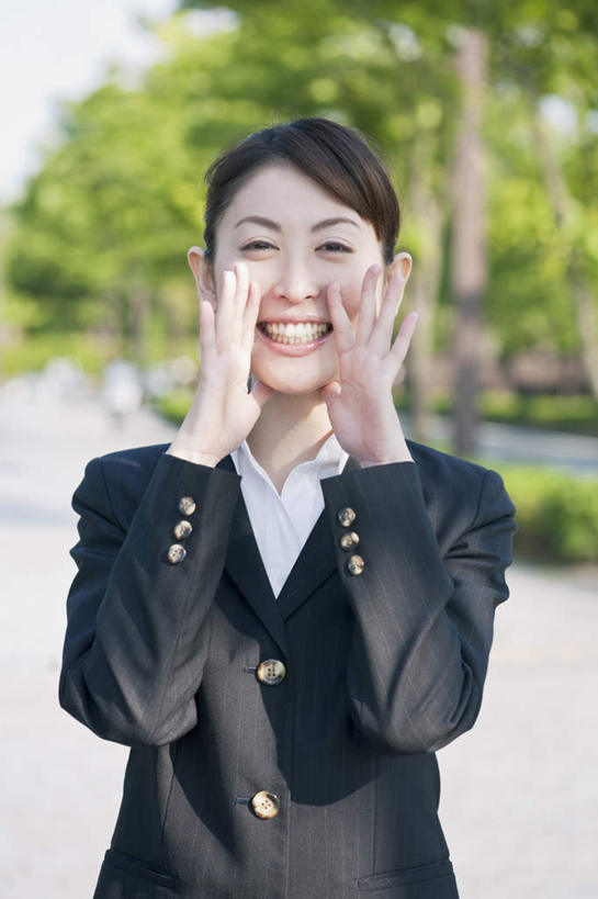 东方人,一个人,商务人士,商务女性,站,笑,微笑,露齿笑,竖图,室外,白天,正面,树林,植物,道路,路,公路,亚洲,仅一个年轻女性,仅一个女性,仅一个人,阴影,套装,朦胧,模糊,光线,影子,纸张,交通,张开双手,注视,黄种人,树,树木,绿色,阳光,自然,观察,看,站着,张嘴,生长,成长,观看,察看,关注,商务装,张大嘴巴,工薪阶层,年轻女性,女人,女性,亚洲人,白领,上班族,马路,张开嘴,站立,半身,彩图
