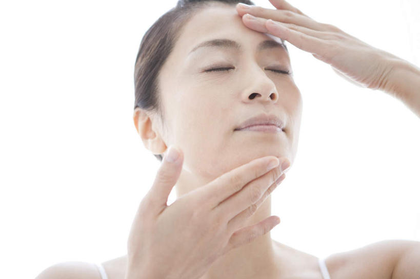 东方人,脸,头,脸颊,手,一个人,站,闭眼,摸,横图,室内,特写,白天,白色背景,仰视,按摩,吊带,亚洲,双手,仅一个年轻女性,仅一个女性,仅一个人,抚摸,服装,朦胧,模糊,注视,吊带衫,休闲装,黄种人,肩膀,衣服,观察,看,站着,享受,休闲,健康,手部,休闲服,保健,摄影,服饰,影棚,观看,察看,关注,指压,年轻女性,女人,女性,亚洲人,头部,脸部,脸蛋,面部,闭眼睛,闭着眼,闭着眼睛,触摸,接触,站立,半身,彩图,低角度拍摄,影棚拍摄,推拿,拍摄