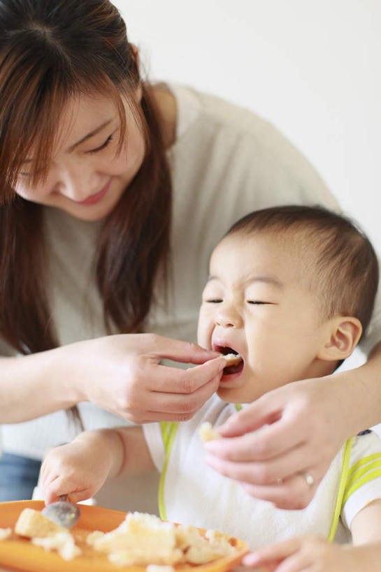 点心,面包,东方人,婴儿,儿童,头发,两个人,家庭,母亲,儿子,坐,闭眼,笑,摸,微笑,露齿笑,竖图,室内,白天,正面,纯洁,亚洲,抚摸,握,阴影,服装,光线,影子,墙,食品,面点,拿,拿着,注视,休闲装,黄种人,墙壁,墙面,食物,糕点,小孩,衣服,白色,黑色,阳光,观察,看,张嘴,休闲,温暖,温馨,母子,一家人,休闲服,可爱,母爱,童年,童趣,握着,服饰,观看,和睦,察看,关注,宝宝,张大嘴巴,童真,烂漫,无邪,天真,男孩,年轻女性,女人,女性,亚洲人,孩子,年轻人,张开嘴,闭眼睛,闭着眼,闭着眼睛,触摸,接触,坐着,半身,彩图,融洽,男生