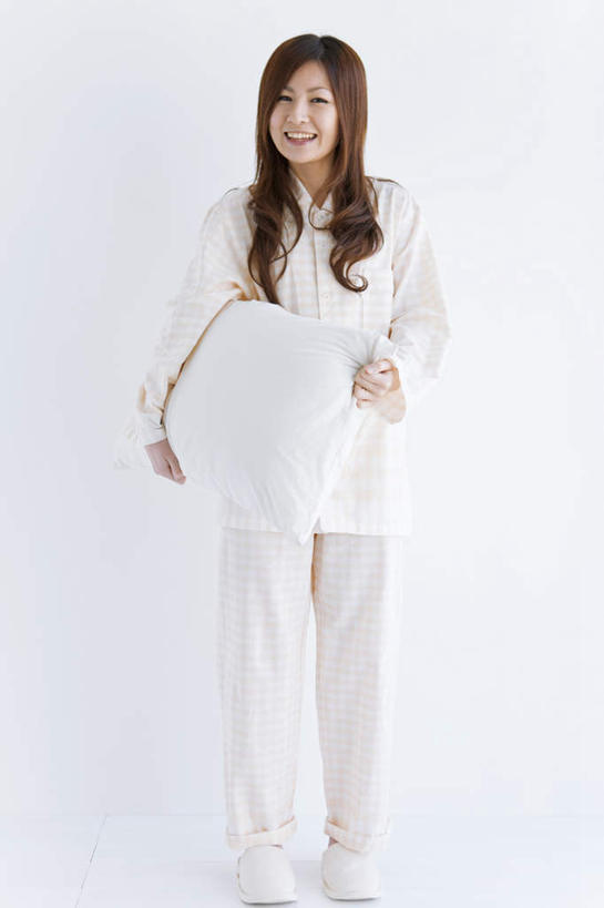 东方人,头发,一个人,站,捧,笑,摸,微笑,露齿笑,竖图,室内,白天,白色背景,正面,靠垫,亚洲,仅一个年轻女性,仅一个女性,仅一个人,抚摸,服装,墙,靠枕,注视,休闲装,黄种人,墙壁,墙面,一个,衣服,黑色,垫子,枕头,观察,看,站着,休闲,休闲服,摄影,服饰,影棚,单个,观看,察看,关注,年轻女性,女人,女性,亚洲人,长发,触摸,端,端着,接触,捧着,手捧,站立,彩图,全身,影棚拍摄,拍摄