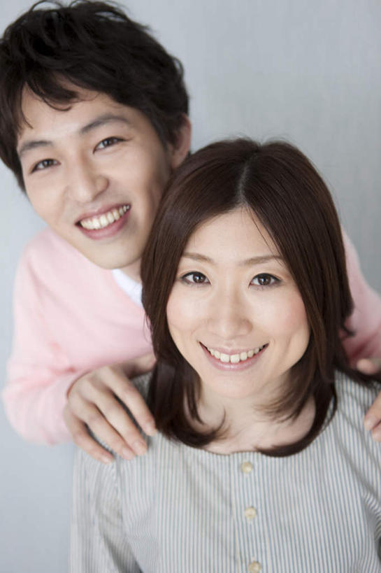 东方人,头发,两个人,家庭,夫妻,站,笑,摸,微笑,露齿笑,竖图,俯视,室内,白天,爱情,按摩,亚洲,撑,抚摸,阴影,灰色背景,服装,光线,影子,墙,浪漫,注视,休闲装,黄种人,墙壁,墙面,衣服,粉色,黑色,灰色,阳光,观察,看,站着,休闲,温暖,温馨,一家人,休闲服,恩爱,恋人,摄影,服饰,影棚,观看,和睦,察看,撑着,关注,男人,男性,年轻男性,年轻女性,女人,女性,亚洲人,长发,夫妇,情侣,触摸,接触,抬头,仰头,站立,半身,彩图,高角度拍摄,影棚拍摄,推拿,拍摄,伴侣,融洽