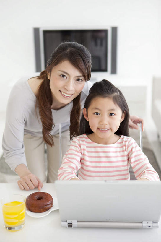 点心,东方人,儿童,头发,两个人,家庭,母亲,女儿,客厅,站,坐,笑,摸,微笑,露齿笑,竖图,俯视,室内,白天,纯洁,电脑,笔记本电脑,桌子,电视,亚洲,一块,抚摸,敲打,弯腰,条纹,服装,网络,食品,甜点,甜品,褐色,一杯,注视,休闲装,黄种人,输入,通讯设备,食物,糕点,小孩,衣服,黄色,红色,白色,黑色,甜食,打字,低头,观察,看,站着,休闲,温暖,温馨,母女,一家人,休闲服,可爱,母爱,童年,童趣,服饰,观看,点击,敲击,和睦,察看,无线,起居室,关注,彩电,橘子汁,通信设备,无线网络,无线上网,便携式电脑,童真,烂漫,无邪,弯身,彩色电视机,显像管屏,显像管屏幕,天真,按键,手提电脑,年轻女性,女孩,女人,女性,亚洲人,孩子,年轻人,长发,电视机,触摸,接触,抬头,仰头,站立,坐着,半身,彩图,高角度拍摄,融洽,女生