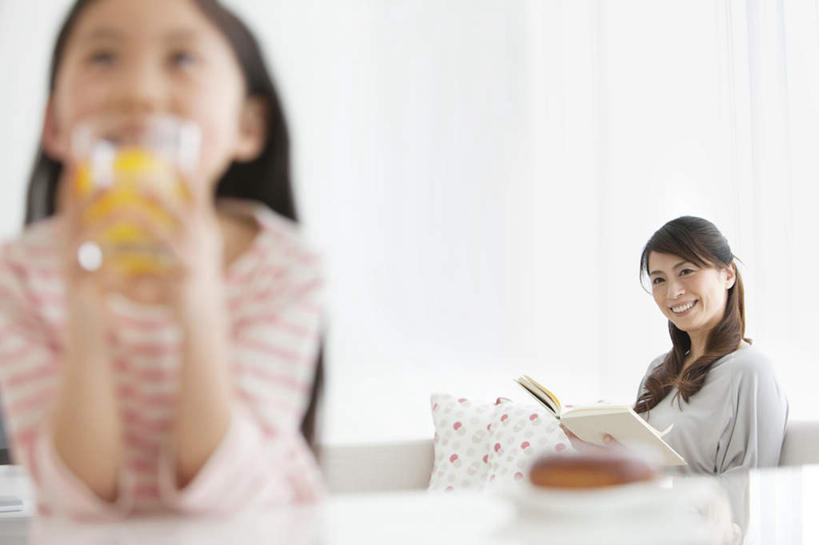 东方人,儿童,头发,两个人,家庭,母亲,女儿,客厅,站,坐,捧,笑,摸,微笑,露齿笑,横图,室内,白天,正面,纯洁,窗户,靠垫,落地窗,沙发,书籍,亚洲,一本,撑,抚摸,握,阴影,条纹,服装,朦胧,模糊,光线,影子,墙,靠枕,一杯,拿,拿着,注视,休闲装,黄种人,玻璃窗,墙壁,墙面,小孩,衣服,黄色,红色,白色,黑色,阳光,书本,垫子,枕头,观察,看,靠,靠着,倚靠,站着,休闲,温暖,温馨,母女,一家人,休闲服,可爱,母爱,童年,童趣,握着,服饰,观看,和睦,察看,起居室,撑着,倚着,关注,橘子汁,布艺沙发,童真,烂漫,无邪,天真,年轻女性,女孩,女人,女性,亚洲人,孩子,年轻人,长发,书,图书,触摸,端,端着,接触,捧着,手捧,抬头,仰头,站立,坐着,半身,彩图,融洽,女生