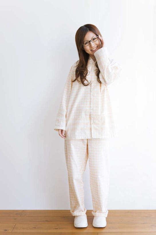 东方人,头发,一个人,站,举,笑,摸,微笑,露齿笑,竖图,室内,白天,正面,地板,亚洲,仅一个年轻女性,仅一个女性,仅一个人,一副,抚摸,握,服装,眼镜,墙,地面,拿,拿着,注视,休闲装,黄种人,木地板,墙壁,墙面,衣服,黑色,观察,看,托,站着,休闲,休闲服,握着,服饰,观看,察看,关注,近视眼镜,年轻女性,女人,女性,亚洲人,长发,触摸,接触,举起,举手,举着,向上举,向上伸,向上托,站立,彩图,全身