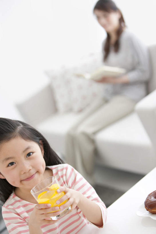 东方人,儿童,头发,两个人,家庭,母亲,女儿,客厅,站,坐,捧,笑,摸,微笑,露齿笑,竖图,俯视,室内,白天,纯洁,窗户,靠垫,落地窗,沙发,书籍,亚洲,一本,撑,抚摸,握,阴影,条纹,服装,朦胧,模糊,光线,影子,墙,靠枕,一杯,拿,拿着,注视,休闲装,黄种人,玻璃窗,墙壁,墙面,小孩,衣服,黄色,红色,白色,黑色,阳光,书本,垫子,枕头,观察,看,靠,靠着,倚靠,站着,休闲,温暖,温馨,母女,一家人,休闲服,可爱,母爱,童年,童趣,握着,服饰,观看,和睦,察看,起居室,撑着,倚着,关注,橘子汁,布艺沙发,童真,烂漫,无邪,天真,年轻女性,女孩,女人,女性,亚洲人,孩子,年轻人,长发,书,图书,触摸,端,端着,接触,捧着,手捧,抬头,仰头,站立,坐着,半身,彩图,高角度拍摄,融洽,女生