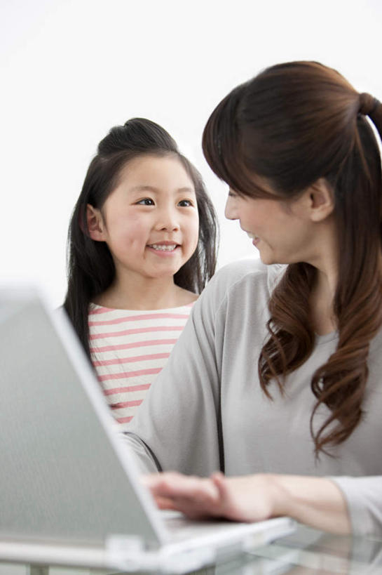 东方人,儿童,头发,两个人,家庭,母亲,女儿,站,坐,笑,微笑,露齿笑,竖图,室内,白天,正面,纯洁,电脑,笔记本电脑,窗户,落地窗,桌面,桌子,亚洲,一条,敲打,阴影,条纹,服装,光线,网络,影子,墙,扭头,注视,休闲装,黄种人,输入,通讯设备,玻璃窗,相视,墙壁,墙面,小孩,衣服,红色,白色,黑色,阳光,打字,观察,看,站着,转头,休闲,温暖,温馨,母女,一家人,面对面,休闲服,可爱,母爱,童年,童趣,服饰,观看,对视,点击,敲击,和睦,察看,无线,关注,通信设备,相对,无线网络,无线上网,便携式电脑,童真,烂漫,无邪,相看,天真,按键,手提电脑,年轻女性,女孩,女人,女性,亚洲人,孩子,年轻人,长发,站立,坐着,半身,彩图,融洽,女生