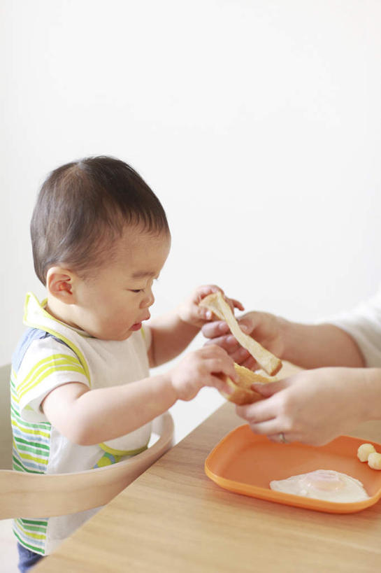 点心,面包,东方人,婴儿,儿童,头发,两个人,家庭,母亲,儿子,坐,笑,摸,微笑,露齿笑,竖图,俯视,室内,白天,纯洁,餐桌,桌子,餐具,亚洲,一块,抚摸,握,阴影,服装,光线,碟子,盘,影子,墙,食品,面点,拿,拿着,注视,休闲装,黄种人,墙壁,墙面,食物,糕点,小孩,衣服,绿色,黑色,阳光,盘子,碟,低头,观察,看,靠,靠着,倚靠,休闲,温暖,温馨,母子,一家人,休闲服,可爱,母爱,童年,童趣,握着,服饰,餐台,观看,和睦,察看,倚着,关注,宝宝,童真,烂漫,无邪,天真,男孩,年轻女性,女人,女性,亚洲人,孩子,年轻人,触摸,接触,坐着,半身,彩图,高角度拍摄,融洽,男生