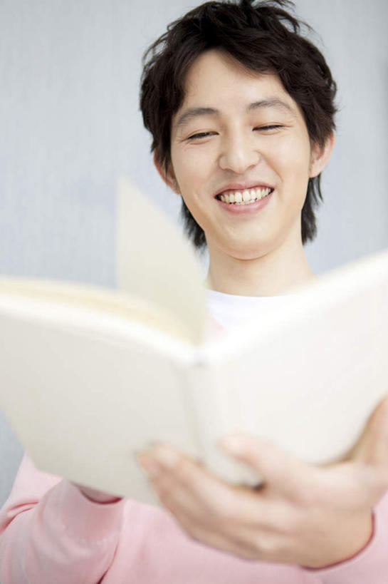 东方人,头发,一个人,站,捧,笑,摸,微笑,露齿笑,竖图,室内,白天,仰视,阅读,报纸,书籍,亚洲,仅一个男性,仅一个人,一本,抚摸,握,学习,阴影,服装,光线,影子,墙,拿,拿着,注视,休闲装,黄种人,墙壁,墙面,仅一个年轻男性,衣服,粉色,白色,黑色,阳光,低头,观察,看,站着,休闲,休闲服,浏览,握着,服饰,观看,察看,关注,男人,男性,年轻男性,亚洲人,书,图书,触摸,端,端着,接触,捧着,手捧,站立,半身,彩图,低角度拍摄