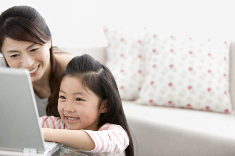 东方人,儿童,头发,两个人,家庭,母亲,女儿,站,坐,笑,微笑,露齿笑,横图,室内,白天,正面,纯洁,电脑,笔记本电脑,窗户,落地窗,桌面,桌子,亚洲,一条,敲打,弯腰,阴影,条纹,服装,光线,网络,影子,墙,扭头,注视,休闲装,黄种人,输入,通讯设备,玻璃窗,墙壁,墙面,小孩,衣服,红色,白色,黑色,阳光,打字,观察,站着,转头,休闲,温暖,温馨,母女,一家人,休闲服,可爱,母爱,童年,童趣,服饰,观看,点击,敲击,和睦,察看,无线,关注,通信设备,无线网络,无线上网,便携式电脑,童真,烂漫,无邪,弯身,天真,按键,手提电脑,年轻女性,女孩,女人,女性,亚洲人,孩子,年轻人,长发,站立,坐着,半身,彩图,融洽,女生