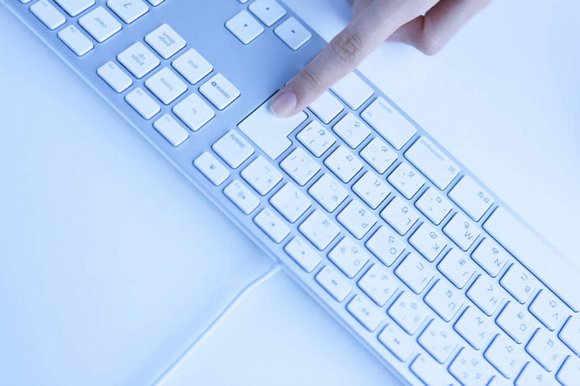 东方人,手,一个人,坐,摸,横图,俯视,室内,特写,白天,键盘,桌面,亚洲,仅一个年轻女性,仅一个女性,仅一个人,一排,许多,抚摸,敲打,指,阴影,整齐,光线,影子,黄种人,方向,输入,输入设备,通讯设备,排列,白色,阳光,打字,手势,手部,单手,点击,敲击,指向,食指,队列,通信设备,按键,年轻女性,女人,女性,亚洲人,触摸,接触,坐着,半身,彩图,高角度拍摄