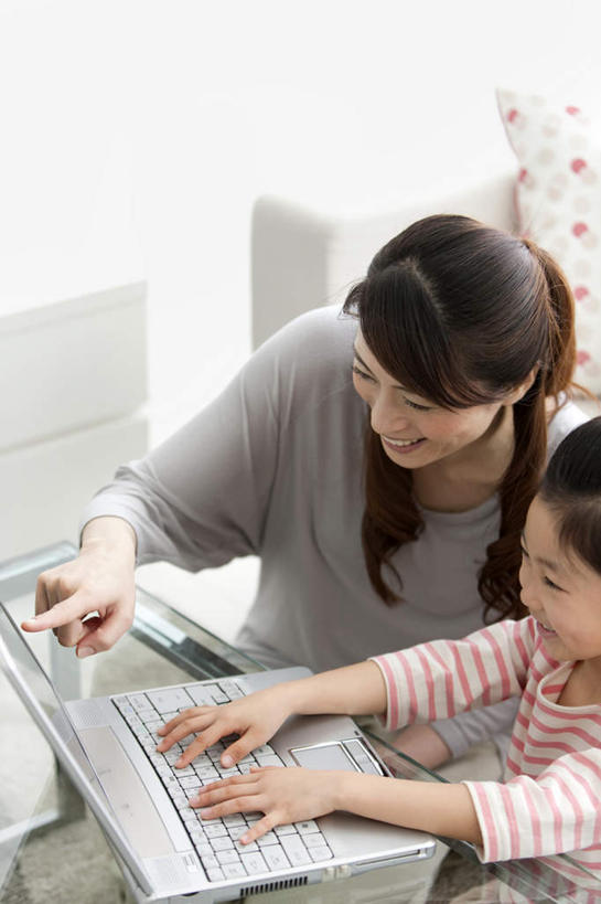 东方人,儿童,头发,两个人,家庭,母亲,女儿,站,坐,笑,微笑,露齿笑,竖图,俯视,室内,白天,纯洁,电脑,笔记本电脑,窗户,落地窗,桌面,桌子,亚洲,一条,敲打,弯腰,阴影,条纹,服装,光线,网络,影子,墙,扭头,注视,休闲装,黄种人,输入,通讯设备,玻璃窗,墙壁,墙面,小孩,衣服,红色,白色,黑色,阳光,打字,观察,站着,转头,休闲,温暖,温馨,母女,一家人,休闲服,可爱,母爱,童年,童趣,服饰,观看,点击,敲击,和睦,察看,无线,关注,通信设备,无线网络,无线上网,便携式电脑,童真,烂漫,无邪,弯身,天真,按键,手提电脑,年轻女性,女孩,女人,女性,亚洲人,孩子,年轻人,长发,站立,坐着,半身,彩图,高角度拍摄,融洽,女生