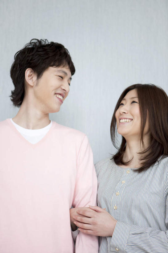 东方人,两个人,家庭,夫妻,站,抱,笑,微笑,露齿笑,竖图,室内,白天,正面,爱情,亚洲,阴影,灰色背景,服装,光线,影子,墙,浪漫,注视,休闲装,黄种人,相视,墙壁,墙面,衣服,粉色,灰色,阳光,低头,观察,看,站着,休闲,温暖,温馨,一家人,面对面,休闲服,恩爱,恋人,摄影,服饰,影棚,抱着,观看,对视,和睦,察看,搂着,关注,相对,相看,男人,男性,年轻男性,年轻女性,女人,女性,亚洲人,夫妇,情侣,怀抱,搂,搂抱,抬头,相抱,仰头,拥抱,站立,半身,彩图,影棚拍摄,拍摄,伴侣,融洽