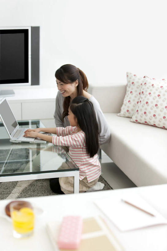 点心,东方人,儿童,头发,两个人,家庭,母亲,女儿,站,坐,笑,微笑,露齿笑,竖图,俯视,室内,白天,纯洁,电脑,笔记本电脑,窗户,落地窗,桌面,桌子,杯子,电视,亚洲,一条,敲打,弯腰,阴影,条纹,服装,光线,网络,影子,墙,食品,甜点,甜品,褐色,扭头,注视,休闲装,黄种人,输入,通讯设备,玻璃窗,墙壁,墙面,玻璃制品,食物,糕点,一个,小孩,衣服,红色,白色,黑色,阳光,水杯,甜食,打字,观察,站着,转头,休闲,温暖,温馨,母女,一家人,休闲服,可爱,母爱,童年,童趣,服饰,单个,观看,点击,敲击,和睦,察看,无线,关注,彩电,通信设备,无线网络,无线上网,便携式电脑,童真,烂漫,无邪,弯身,彩色电视机,显像管屏,显像管屏幕,天真,按键,手提电脑,年轻女性,女孩,女人,女性,亚洲人,孩子,年轻人,长发,玻璃杯,电视机,站立,坐着,半身,彩图,高角度拍摄,融洽,女生