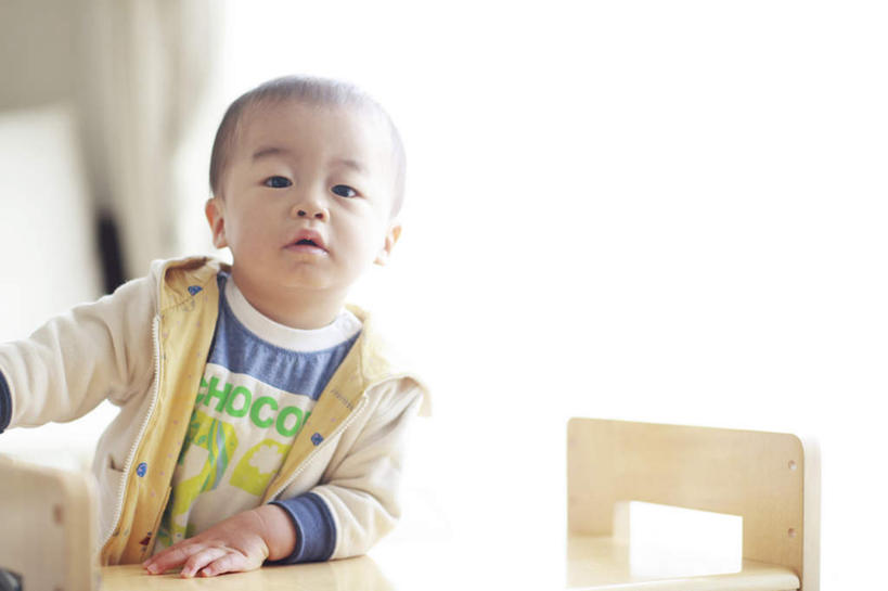 东方人,婴儿,儿童,头发,一个人,站,笑,摸,微笑,露齿笑,横图,室内,白天,正面,纯洁,窗户,落地窗,桌子,椅子,亚洲,仅一个男性,仅一个人,撑,抚摸,阴影,花纹,服装,光线,图案,影子,木椅,墙,注视,休闲装,黄种人,玻璃窗,墙壁,墙面,小孩,衣服,蓝色,白色,黑色,阳光,观察,看,站着,仅一个小孩,休闲,休闲服,可爱,童年,童趣,服饰,观看,察看,撑着,关注,童真,烂漫,无邪,天真,男孩,男人,男性,亚洲人,孩子,触摸,接触,站立,半身,彩图,男生