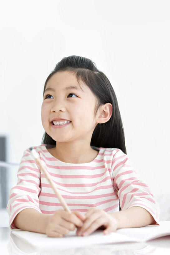 东方人,儿童,一个人,坐,笑,微笑,露齿笑,竖图,室内,白天,正面,纯洁,窗户,亚洲,仅一个女性,仅一个人,撑,握,写,阴影,条纹,服装,光线,笔,影子,墙,办公用品,记事本,拿,拿着,扭头,注视,休闲装,黄种人,玻璃窗,墙壁,墙面,文具,小孩,衣服,红色,白色,阳光,本子,笔记本,学习用品,观察,记录,看,靠,靠着,倚靠,转头,仅一个小孩,休闲,休闲服,可爱,童年,童趣,握着,服饰,观看,文具用品,一支,察看,撑着,倚着,关注,童真,烂漫,无邪,天真,女孩,女人,女性,亚洲人,孩子,画画,坐着,半身,彩图,女生