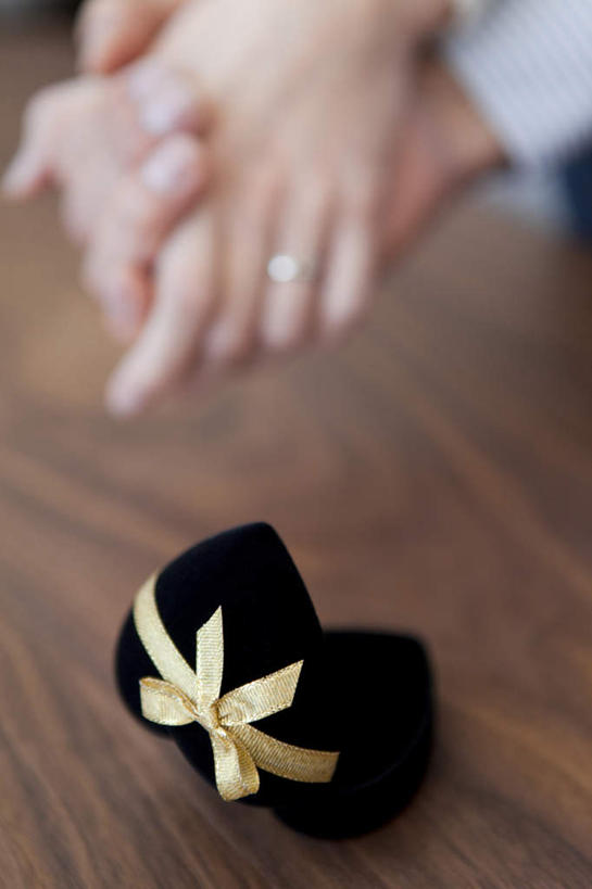 东方人,手,两个人,家庭,夫妻,握手,摸,竖图,俯视,室内,特写,白天,爱情,桌面,亚洲,双手,抚摸,阴影,朦胧,模糊,装饰,光线,影子,浪漫,黄种人,装饰品,两个,一个,黄色,阳光,蝴蝶结,戒指,饰品,首饰,温暖,温馨,一家人,手部,恩爱,恋人,单个,华丽,修饰,信物,点缀,和睦,权利,衬托,美观,雅致,雅观,手饰,男人,男性,年轻男性,年轻女性,女人,女性,亚洲人,夫妇,情侣,触摸,接触,拉手,手拉手,手握手,半身,彩图,高角度拍摄,伴侣,融洽