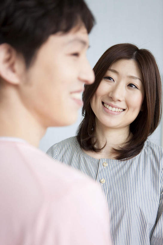 东方人,背部,头发,两个人,家庭,夫妻,站,笑,微笑,露齿笑,竖图,室内,白天,正面,爱情,亚洲,阴影,灰色背景,服装,光线,影子,墙,浪漫,扭头,注视,休闲装,黄种人,相视,墙壁,墙面,衣服,粉色,黑色,灰色,阳光,观察,看,站着,转头,休闲,温暖,温馨,一家人,面对面,休闲服,恩爱,恋人,摄影,服饰,影棚,观看,对视,和睦,察看,关注,相对,相看,男人,男性,年轻男性,年轻女性,女人,女性,亚洲人,长发,夫妇,情侣,站立,半身,彩图,影棚拍摄,拍摄,伴侣,融洽